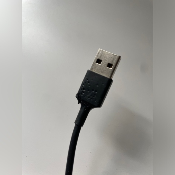 Used Fitbit Versa 3 - Picture 5 of 7